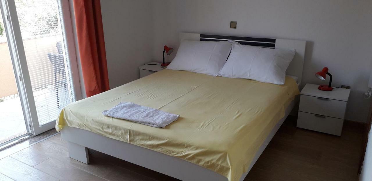 ביבינייה Apartments And Rooms Nediljko מראה חיצוני תמונה